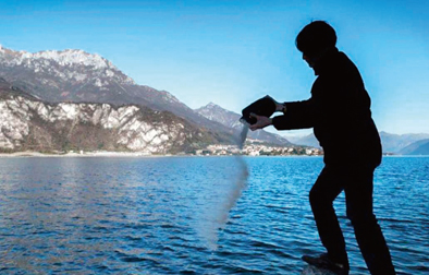 Забравена урна пази чужда пепел